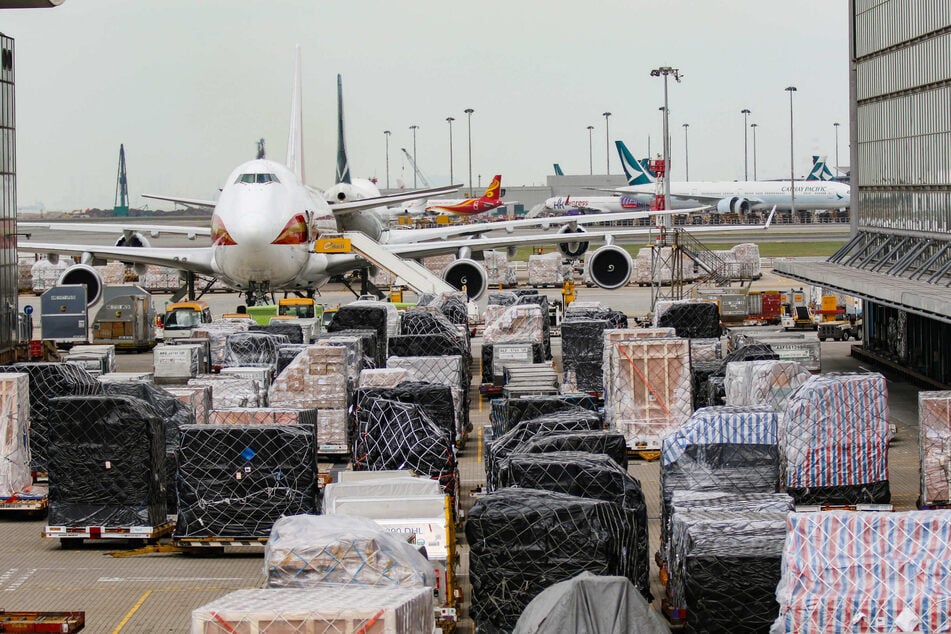 Frachtstücke warten am Terminal des internationalen Flughafens Hongkong darauf, verladen zu werden.