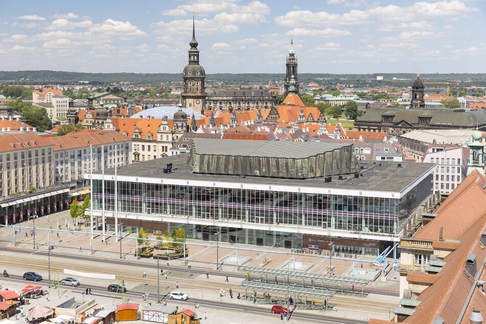 Der Kulturpalast samt Vorplatz ist denkmalgeschützt. Daher dürfen laut Rathaus keine großen Bäume oder Sonnensegel aufgestellt werden.