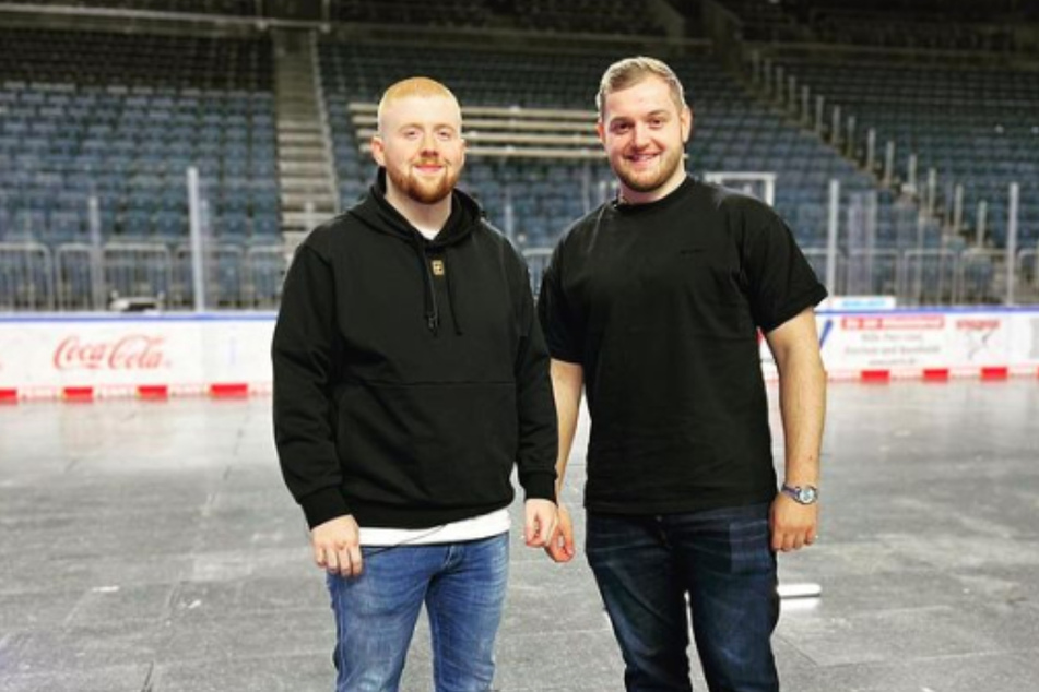 YouTuber Trymacs (28, r.) steht mit einem befreundeten Boxer in der Lanxess Arena - hier sollte eigentlich bald die TV-Show "Kick auf Eis" stattfinden.