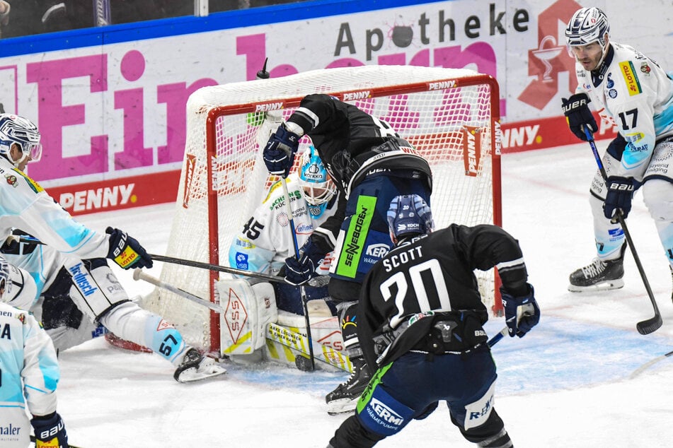 Dresdens Goalie Jussi Olkinuora (34) hatte richtig viel zu tun, aber zaubern kann auch der Olympiasieger nicht.