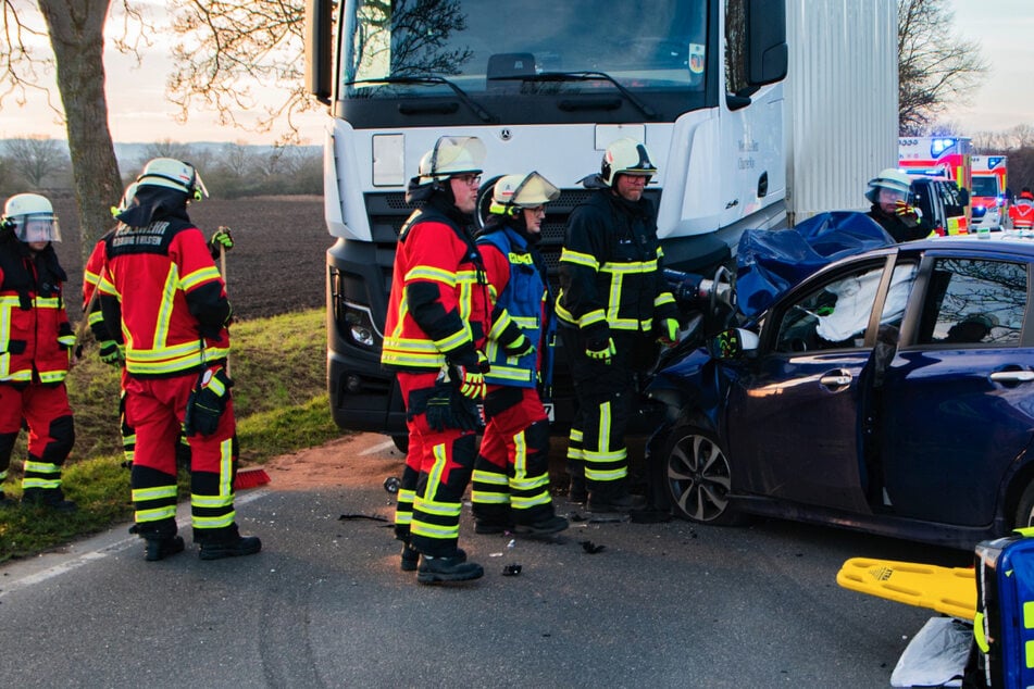 Schwerer Crash mit zwei Autos und Lastwagen: Hubschrauber im Rettungseinsatz
