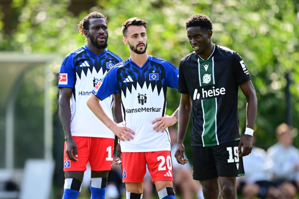 Auch Star-Neuzugang Fabio Vieira (M.) konnte die HSV-Testspielpleite gegen Hannover 96 nicht verhindern.
