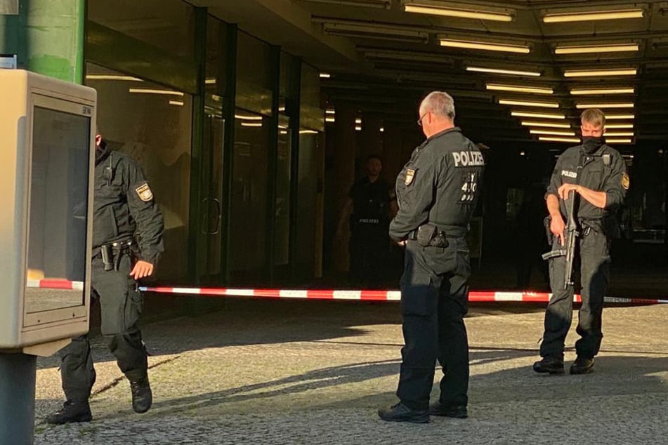 Das Mehrparteienhaus, in dem der Tatverdächtige wohnt, wurde von den Einsatzkräften umstellt.