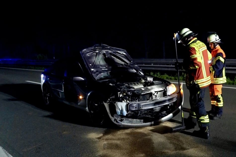 Eine Frau (37) erfasste zwei Motorradfahrer - einer stirbt noch an der Unfallstelle.