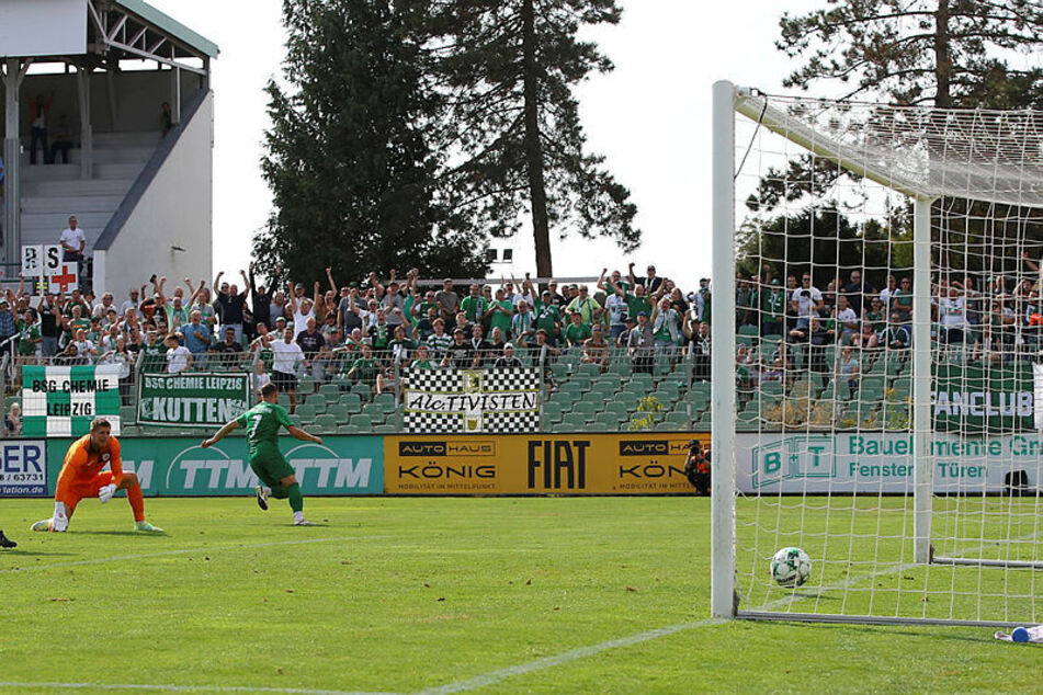 Janik Mäder dreht nach seinem 1:2-Anschlusstor zum Jubeln ab.