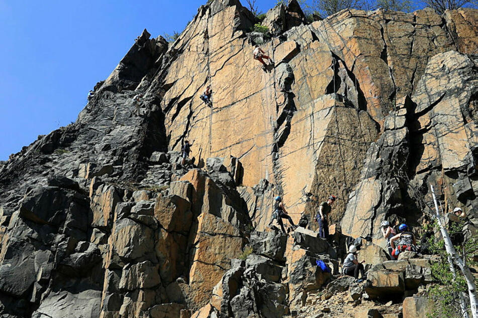 Mit seiner 40 Meter hohen Felswand ist der Holzberg beliebt bei Gipfel-Stürmern.