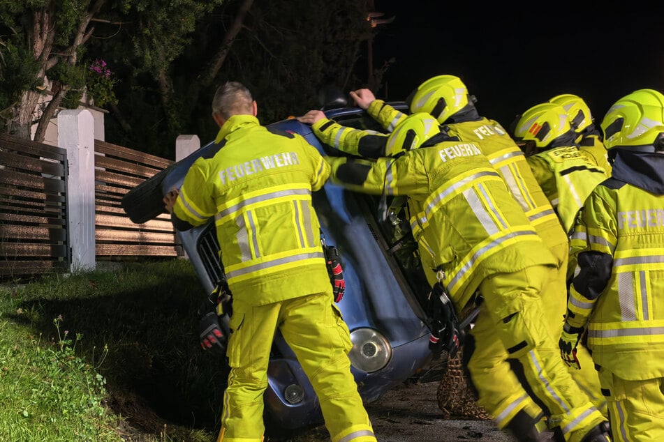 Einsatzkräfte der Feuerwehr richteten den Wagen wieder auf.
