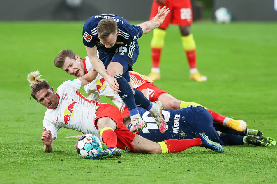 RB Leipzig und Union Berlin schenkten sich gegenseitig nichts. Hier rettet Kevin Kampl (l.) im Liegen, dass FCU-Stürmer Cedric Teuchert (oben) an den Ball kommt.