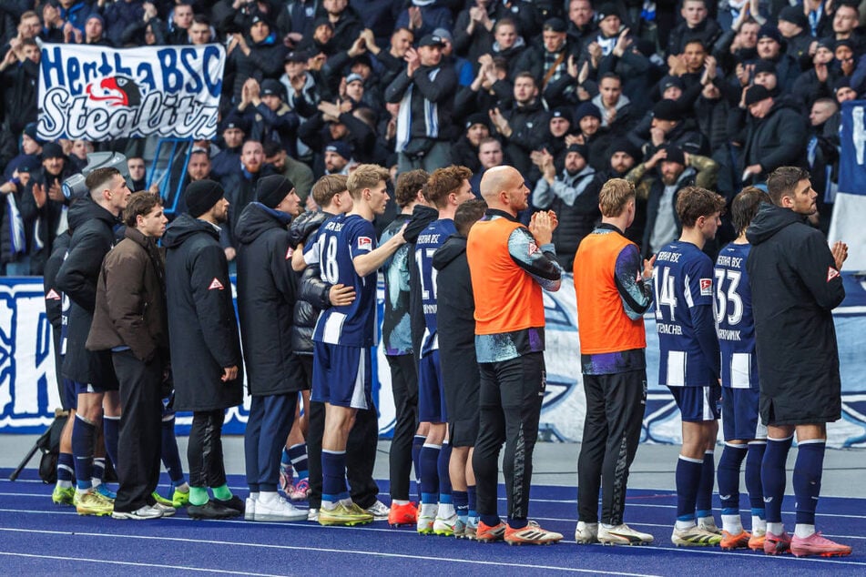 Die Spieler von Hertha BSC bedanken sich bei den Fans in der Ostkurve für die Unterstützung.
