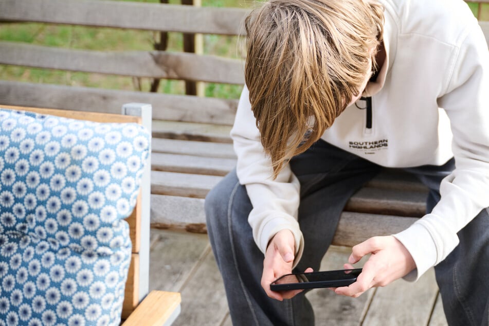 Mindestalter für soziale Medien eingeführt: Regierung kämpft gegen "endloses Scrollen"
