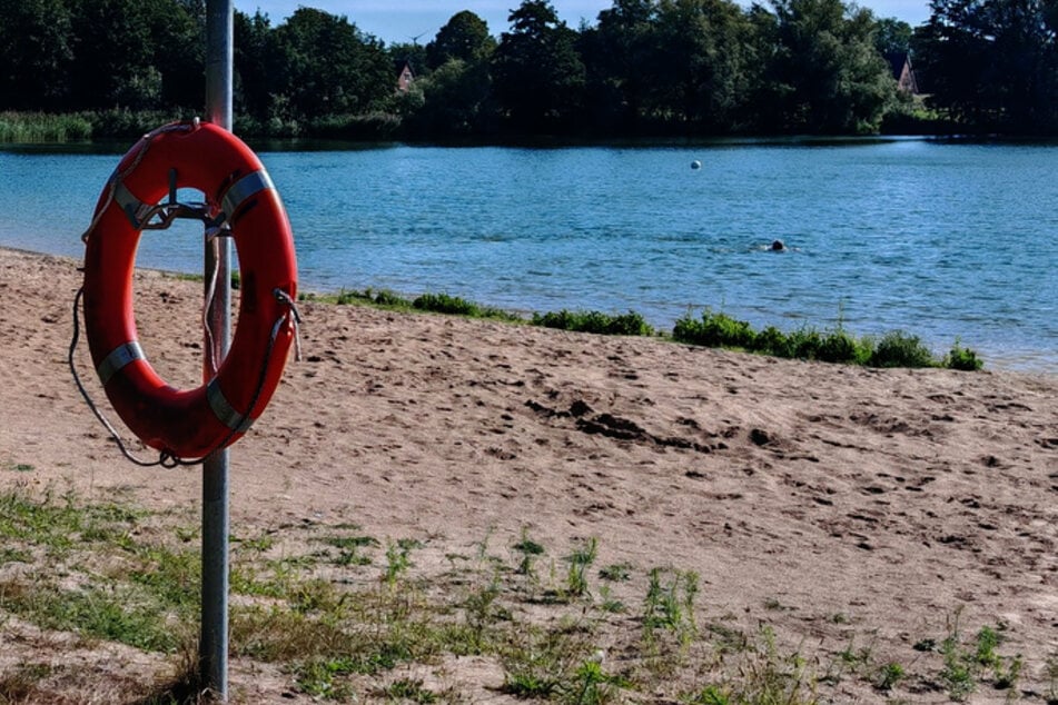 Schwimmer ignorierten das Verbot und badeten dort, wo die Polizei eine Wasserleiche vermutet.