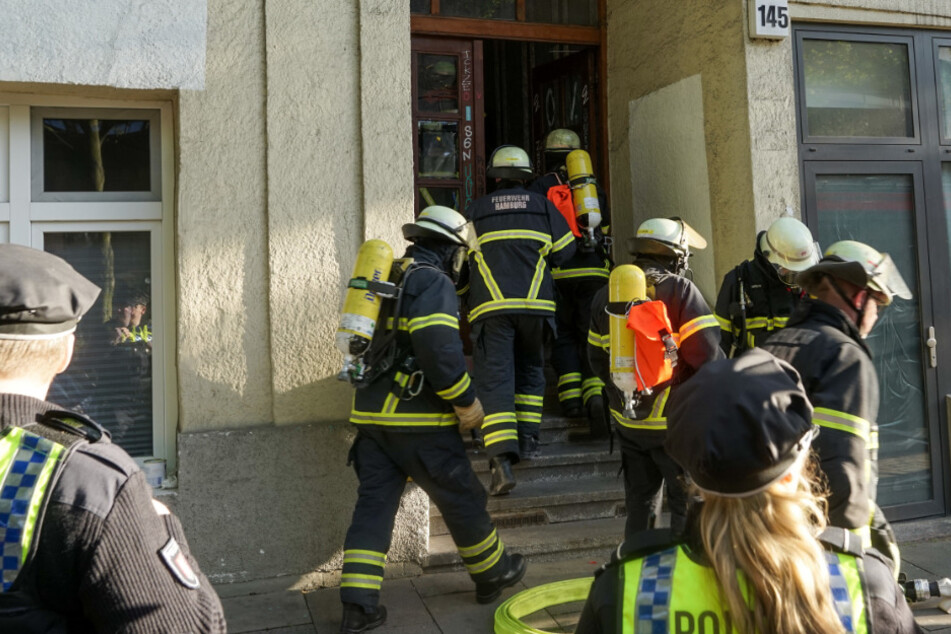 Feuerwehrleute betreten das verqualmte Haus.