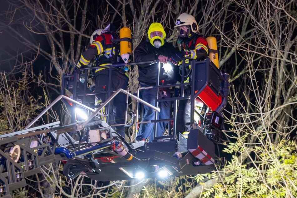 Einsatzkräfte mussten einige Bewohner über die Drehleiter in Sicherheit bringen.