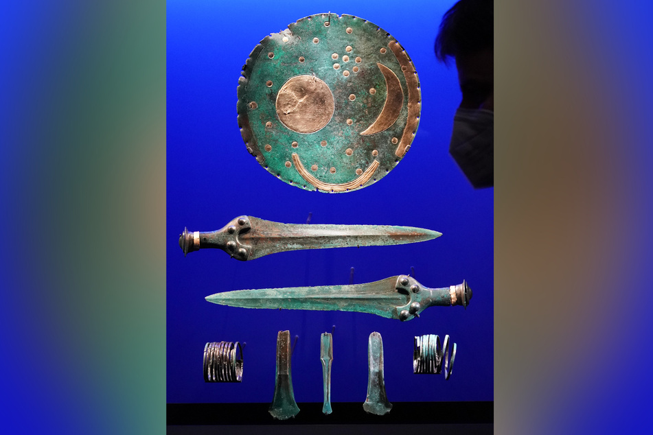 Die Ausstellung bietet einen Überblick über eine Epoche, deren Menschen bislang unterschätzt wurden und in deren Mittelpunkt die Himmelsscheibe von Nebra steht.
