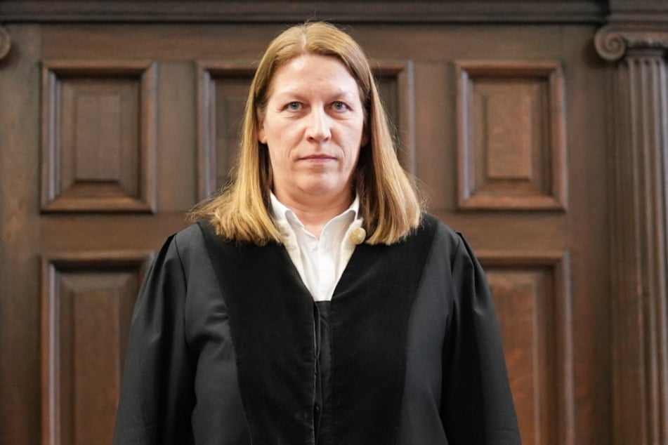 Die Vorsitzende Richterin Isabel Hildebrandt erklärte, dass die deutsche Botschaft in Israel sich noch nicht zur Befragung der dort befindlichen Zeugen geäußert habe.