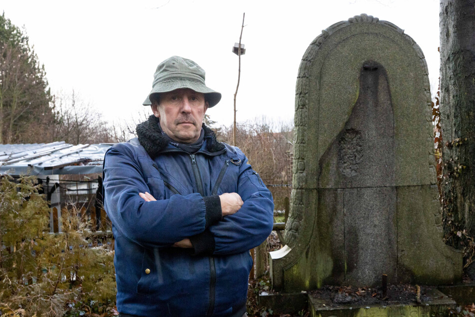 Gottlose Grabräuber: Mannshohe Statue von Friedhof geklaut