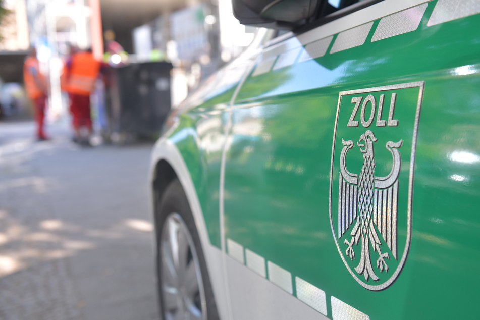 Ein Fahrzeug des Zolls steht vor einer Baustelle (Symbolbild).