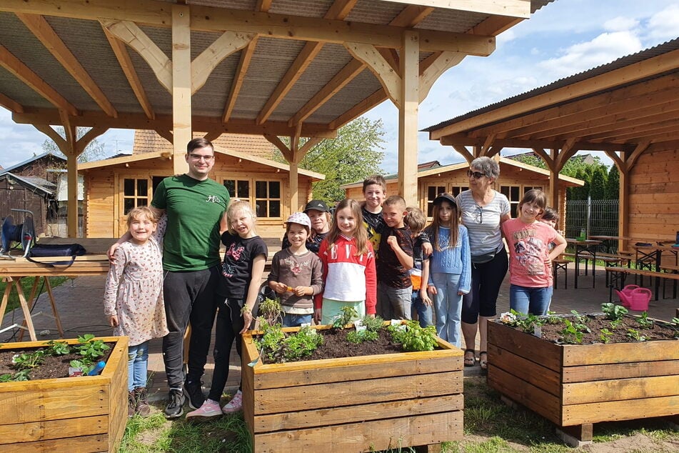 Beim Aufbau der Hochbeete im Naturgarten haben Laußiger Hortkinder mitgeholfen.