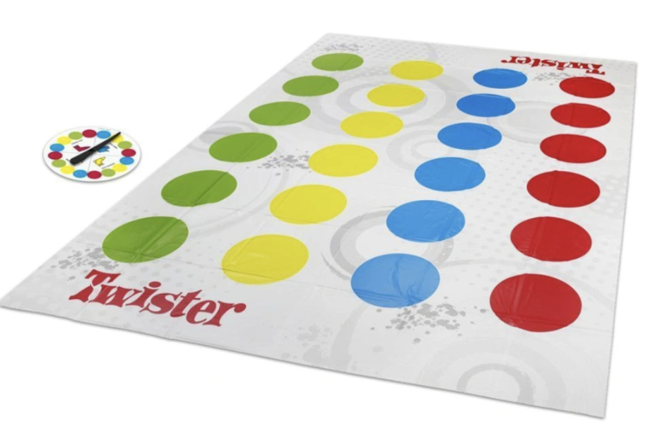 Auf der Matte kann man die Skelette platzieren, sodass sie Twister zu spielen scheinen.