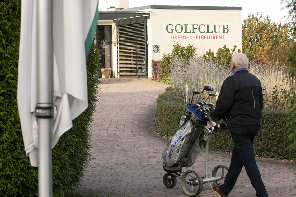 Ein Golfer geht zum "Golfclub Dresden Elbflorenz". (Archivbild)