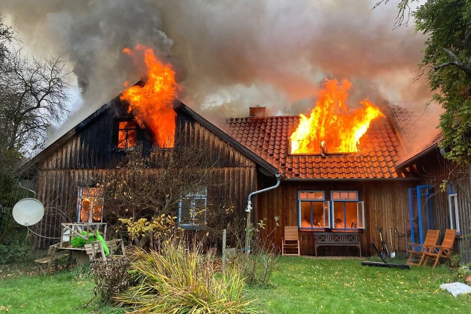 Ein Einfamilienhaus in Steinfelde (Seehausen) stand komplett in Flammen.