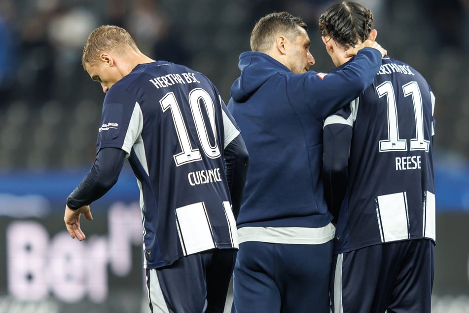 Klärungsbedarf: Trainer Stefan Leitl (48, M.) schnappt sich Kapitän Fabian Reese (27, r.)