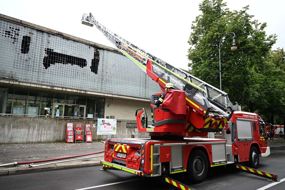 Die Feuerwehr war aufgrund des Brandes im ersten Stock des Prinzregentenstadions mit einem großen Aufgebot vor Ort im Einsatz.