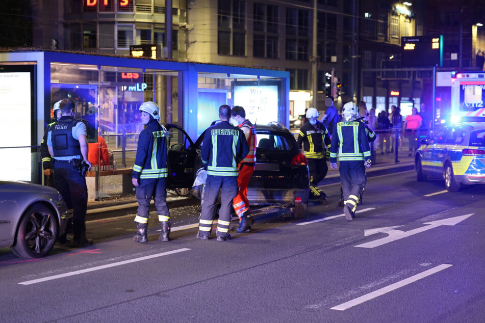Eine 62-jährige Peugeot-Fahrerin ist am Dienstagabend in ein Haltestellenhäuschen in der Leipziger Innenstadt gekracht.