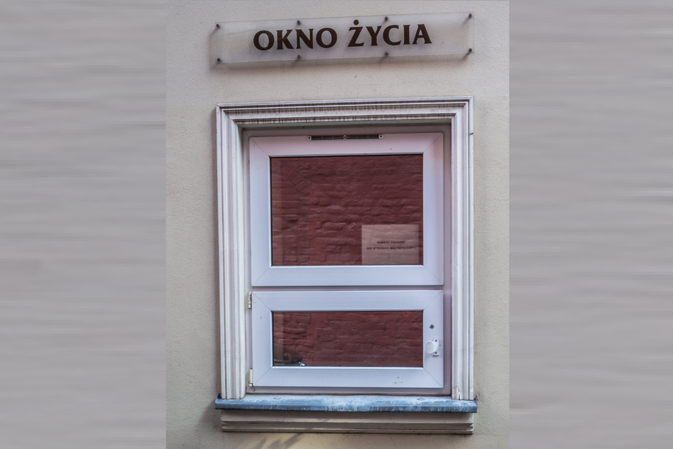 In Polen werden Babyklappen "Fenster des Lebens" (Okno życia) genannt. Neugeborene können dort durch ein Fenster, das sich von außen öffnen lässt, anonym abgegeben werden.