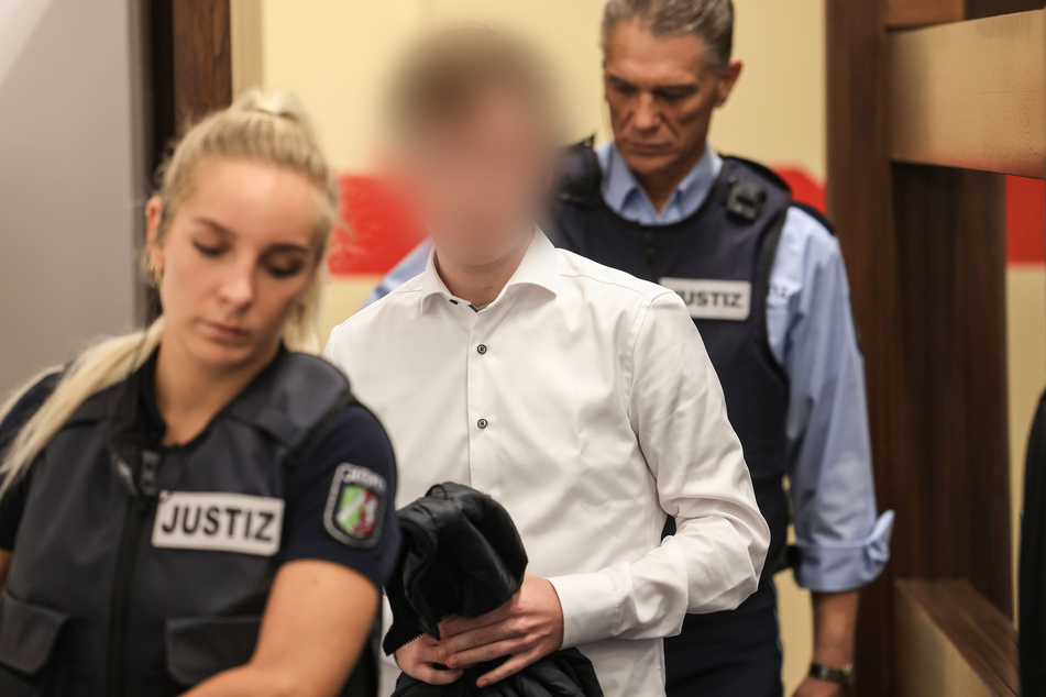 Der 22-jährige Gummersbacher ist zu einer lebenslangen Haftstrafe verurteilt worden.