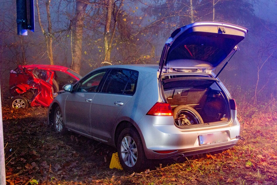 Die beiden Autos kamen an derselben Stelle von der Straße ab. Weitere Untersuchungen zur genauen Unfallursache wurden eingeleitet.