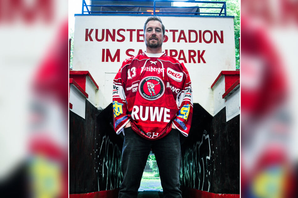 André Schietzold (39) schlüpft Freitagabend noch mal in seine Nummer 13, ehe sie unters Hallendach kommt.