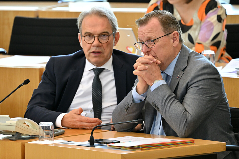 Thüringens Innenminister Georg Maier (54, SPD, l.) warf Ministerpräsident Bodo Ramelow (67, Linke) laut RND eine Kehrtwende vor, die vermutlich rein "stimmungsabhängig" sei. (Archivbild)
