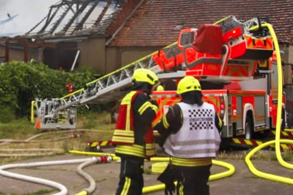 Bauernhof in Brandenburg niedergebrannt: Feuerwehr findet tote Person