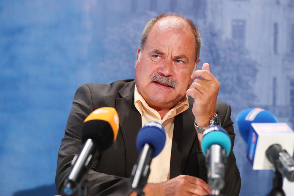 Peter Ritter (Die Linke) spricht während einer Landespressekonferenz.