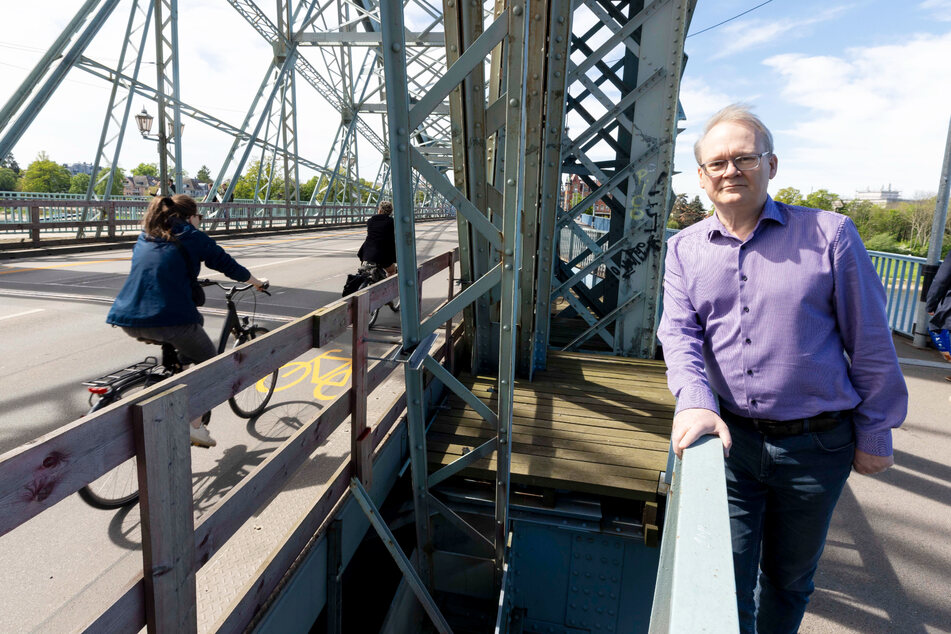 Die Radwege auf der Brücke sind nur mit einem hölzernen Behelfsgeländer (unzureichend) gesichert. Linken-Stadtrat Tilo Wirtz (56) fordert die Verwaltung auf, schnellstmöglich ein ordnungsgemäßes Geländer zu errichten.