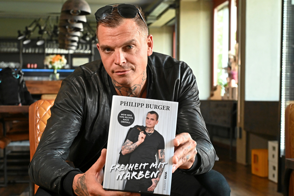 Sänger Philipp Burger (42) mit seinem Buch "Freiheit mit Narben" (Kampenwand Verlag, 410 Seiten, 24,90 Euro) beim TAG24-Interview.