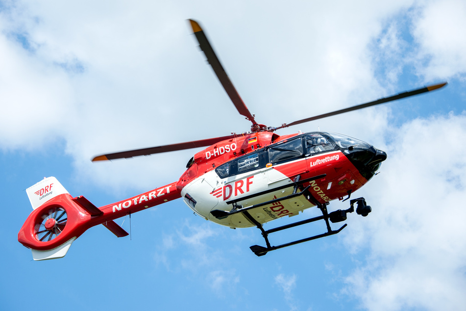 Der schwer verletzte Biker kam mit einem Rettungshubschrauber ins Krankenhaus. (Symbolbild)