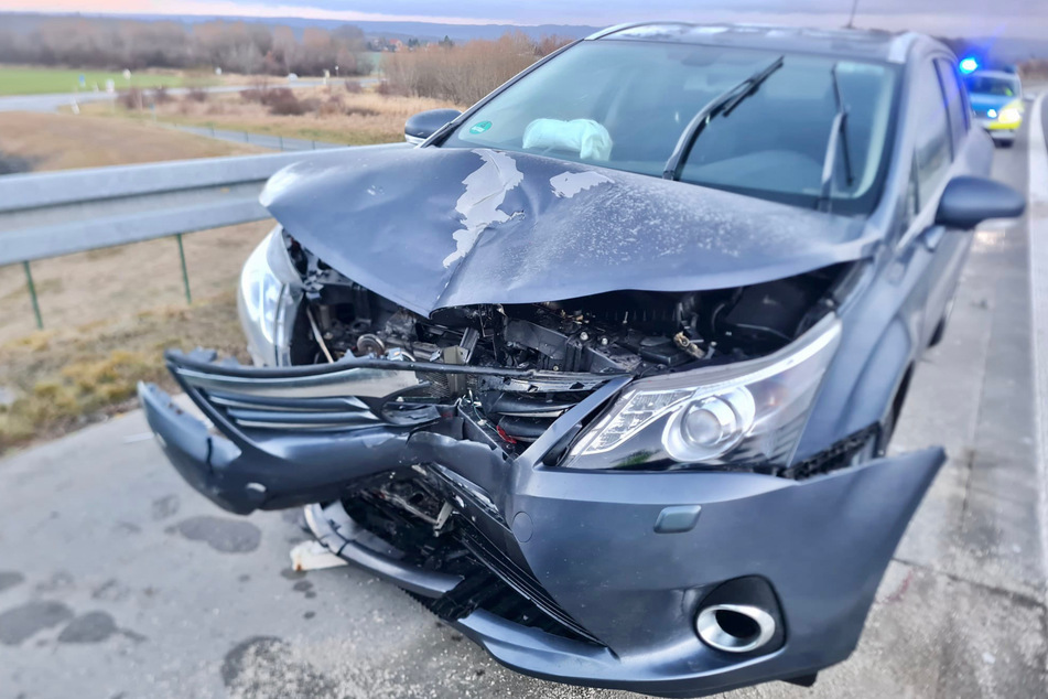 Der Toyota nehm bei dem Crash beträchtlichen Schaden.