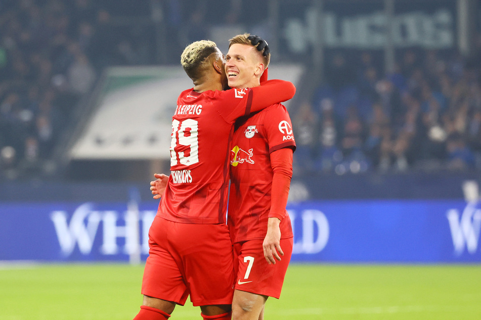 Ließ sich am Dienstagabend nach seinem Treffer gegen Schalke zu Recht feiern: RB Leipzigs Dani Olmo (24,r.).