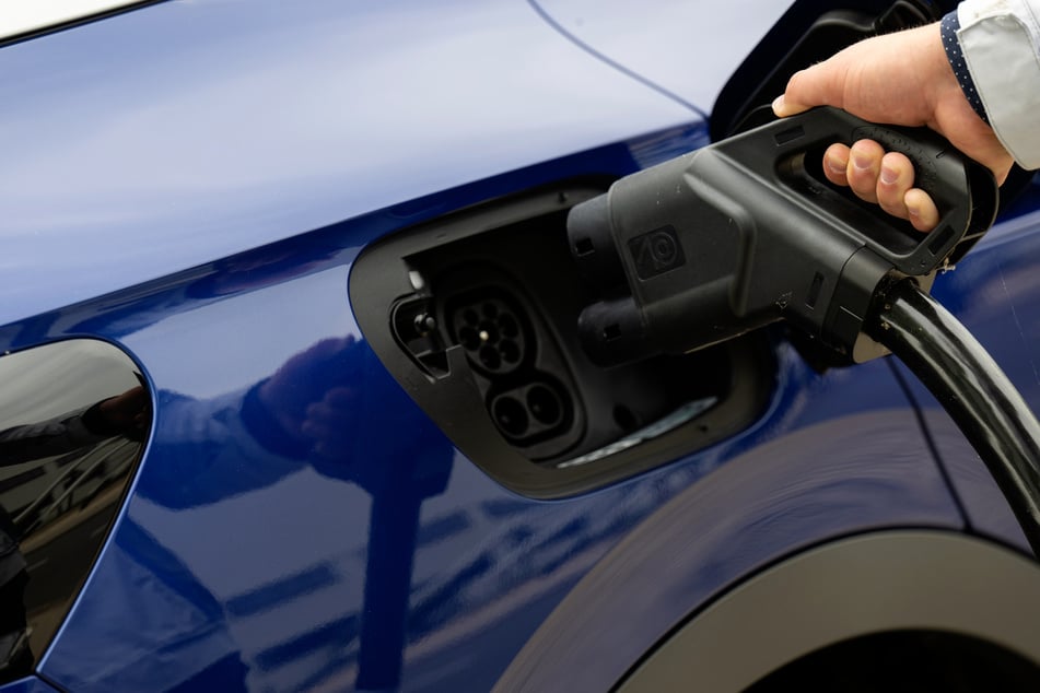 Während Autos mit konventionellen Antrieben in der Domstadt im Jahr 2025 rückläufig waren, verzeichneten teil- und vollelektrifizierte Wagen in Köln ein deutliches Plus. (Symbolbild)