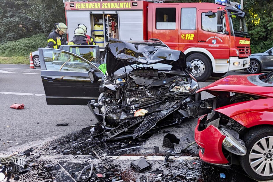 Autos brettern frontal ineinander: Unfallstelle gleicht Trümmerfeld