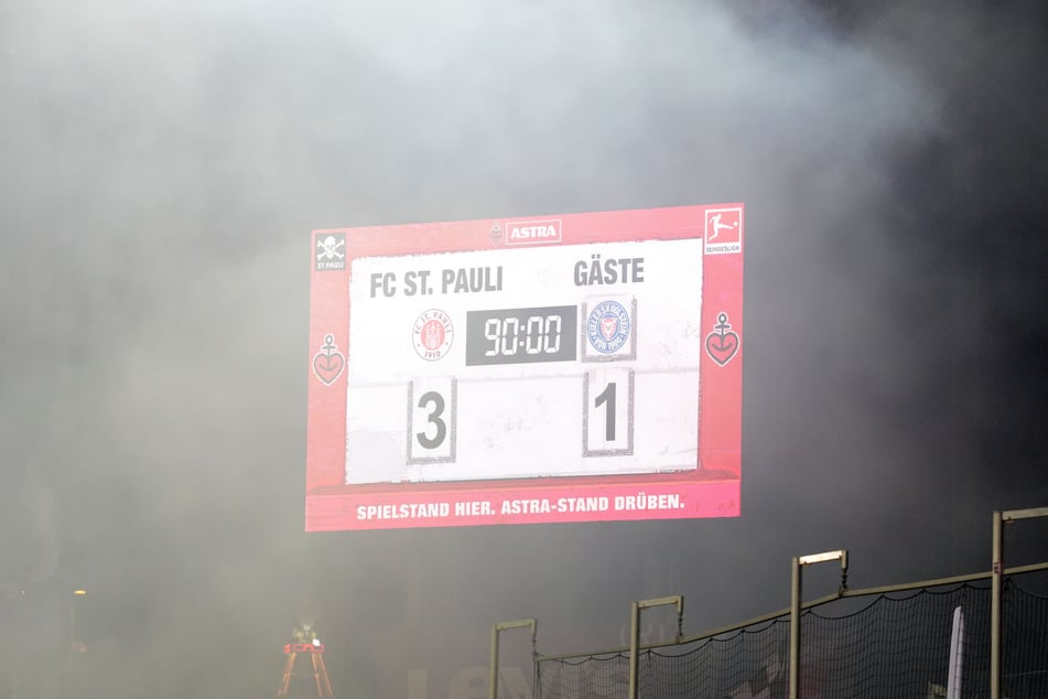 St. Pauli holte mit dem 3:1-Sieg gegen Holstein Kiel den ersten Heimsieg der Bundesligasaison.