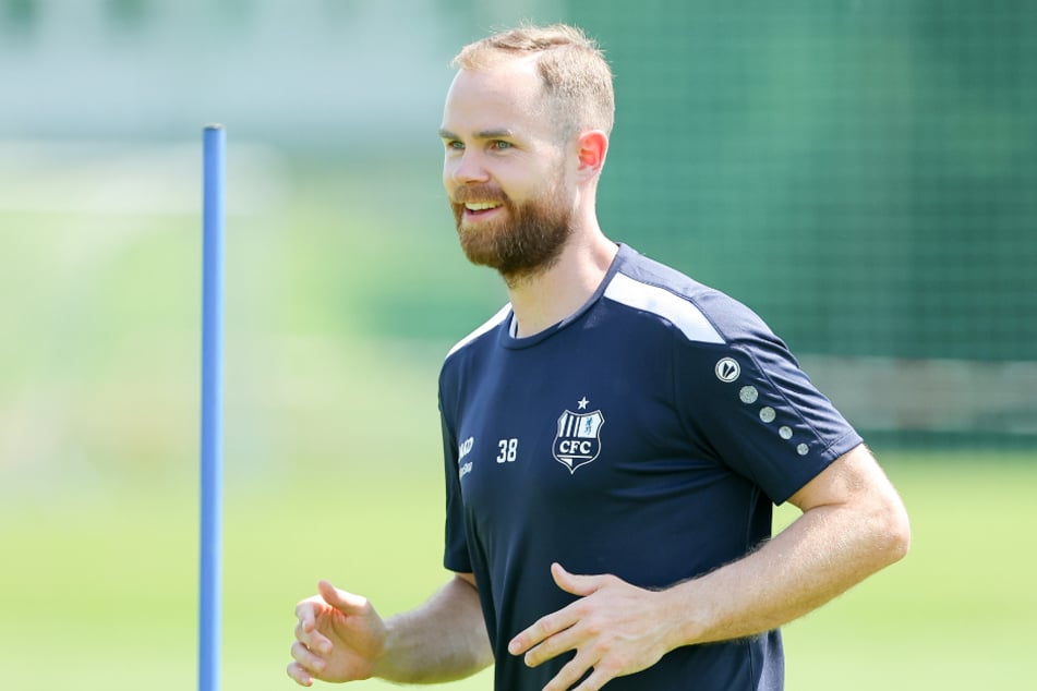 Tobias Müller (30) war bester Laune beim Trainingsauftakt..