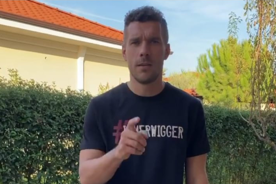 Lukas Podolski (35) hat den Kölner Haien mit einer verrückten Wette seine Unterstützung angeboten.