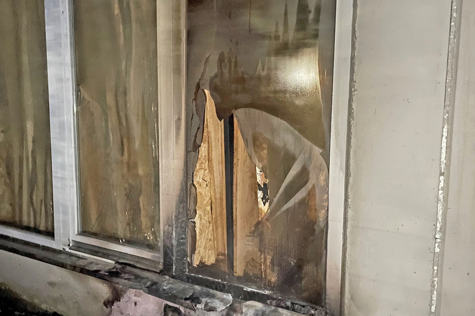 Ein Fenster war geplatzt, sodass der Brandrauch ins Innere der Tischlerei ziehen konnte.