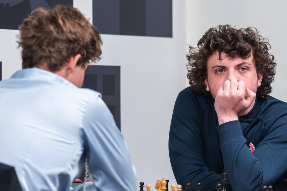 Vor genau einem Jahr gewann Hans Niemann (20, rechts) eine Schwarzpartie gegen Magnus Carlsen (48) und löste damit riesigen Wirbel in der Schachwelt aus.