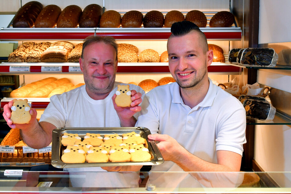 Der Renner in Ullersdorf! Bäckermeister Thomas Nitschke (54, l.) und sein Geselle Erik Urwank (32) animieren ihre Kunden zum Hamster-Kauf.