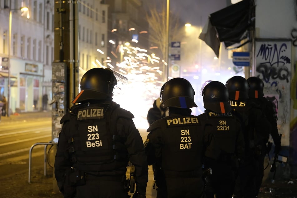 Polizisten wurden in Leipzig mit Feuerwerk beschossen, eine Beamtin erlitt Verletzungen.