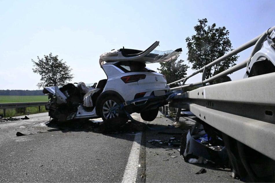 Bei dem tödlichen Unfall wurden beide Autos völlig zerstört.